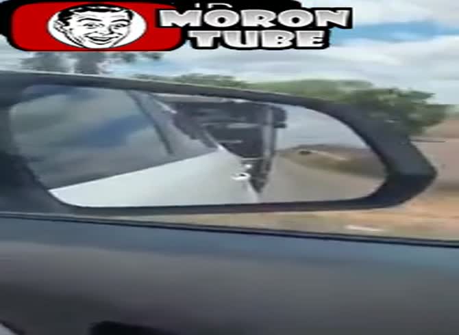 Video :A drunk and insane truck driver intentionally collides with an automobile